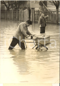 1955 LE PERREUX-SUR-MARNE Un boucher livre sa viande pendant l'inondation *Photo
