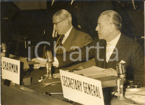1956 PARIS Palais de Chaillot - Gaetano MARTINO apre la seduta inaugurale NATO
