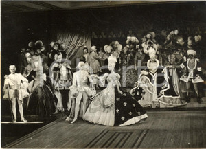 1961 PARIS Cabaret LIDO - Nouvelle revue sous le signe de Louis XIV *Foto Fotografia d'epoca con didascalia coeva al verso. CONDIZIONI: FAIR (piegatura al lato destro)FORMATO: 18x13 cm     originale e autentica 1