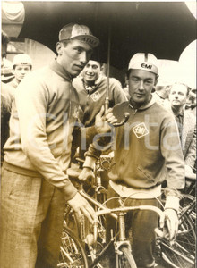 1959 CICLISMO MILANO-SANREMO Vito FAVERO e Charly GAUL alla punzonatura *Foto Fotografia d'epoca con didascalia coeva. CONDIZIONI: POOR (alone diffuso e lieve sovraimpressione) FORMATO: 13x18 cm      originale e autentica 1