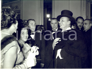 1961 MILANO Teatro alla Scala - Pierre BALMAIN alla prima - Foto 24x18 cm Fotografia d'epoca con didascalia coeva.  CONDIZIONI: G (ma lieve sovraimpressione) FORMATO: 24x18 cm     originale e autentica 1