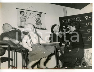 1955 ca PARIS Salone dell'Infanzia - Classe di bambole a lezione di Matematica