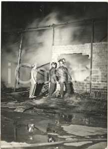 1959 PARIS Incendie dans un dépôt des Halles - Pompiers au travail *Photo 13x18