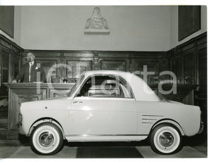 1957 MILANO Museo della Scienza - Presentazione nuova AUTOBIANCHI BIANCHINA Fotografia d'epoca con didascalia coeva.  CONDIZIONI: G FORMATO: 18x13 cm     originale e autentica 1