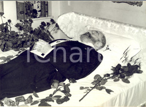 1957 PARIS L'acteur Sacha GUITRY sur son lit de mort - Photographie 18x13 cm