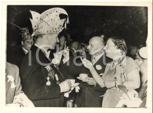 1953 SOESTDIJK PALACE Queen Juliana chatting to "Prince Carnival" *Photo