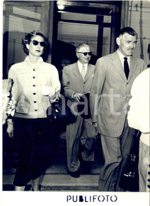 1954 NAPOLI Arrivo di Clark GABLE con Kay SPRECKELS *Fotografia 13x18 cm