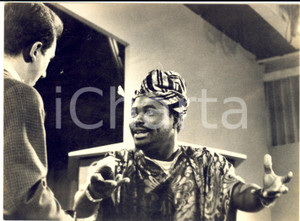 1957 LASCIA O RADDOPPIA? Il concorrente Olabisi AJALA con Mike BONGIORNO *Foto