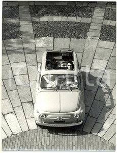 1960 ca ITALIA Due ragazze a bordo della nuova FIAT 500 *Foto 18x24 cm