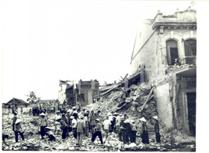 1967 GUERRA DEL VIETNAM - HANOI - Rovine dopo un bombardamento USA *Foto