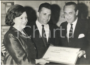 1965 LONDON Console Paolo VALFRE' DI BONZO premia coniugi SALVONI per eroismo