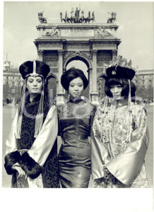 1968 MILANO Arco della Pace - Modelle di Hong Kong in abiti cinesi antichi *Foto