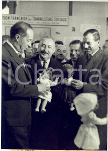 1959 PARIS Salon de l'Enfance - Bernard LAFAY reçoit le ministre Bernard CHENOT