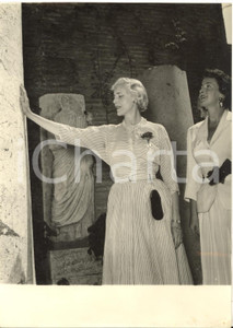 1953 ROMA Clare BOOTHE LUCE visita Museo delle Terme di Diocleziano *Foto