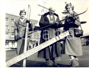 1954 MUNCHEN Guy SCHMIDT presidente Deutscher Skiverband con hostess PAA *Foto