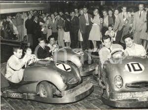 1959 PARIS Charles AZNAVOUR Pascale PETIT Georges POUJOULY all'autoscontro *Foto