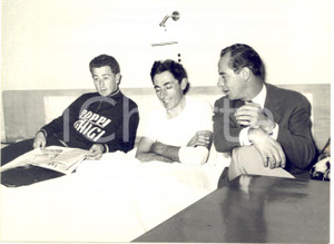 1958 MILANO Willy VANNITSEN e Fausto COPPI con Hugo KOBLET dopo la squalifica