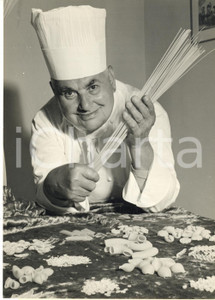 1965 ca IMPERIA Museo degli Spaghetti - Cuoco Giulio BERBENGO con campioni pasta