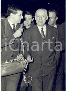 1960 PARIS Gare de Lyon - Generale Raoul SALAN intervistato dai giornalisti
