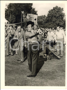 1953 LONDON Battersea Fun Fair - Bob HOPE wearing a borrowed bowler *Photo
