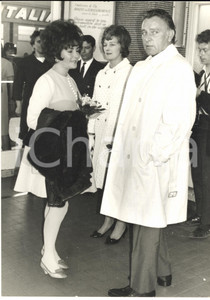 1967 Aeroporto di NIZZA - Arrivo di Liz TAYLOR e Richard BURTON *Foto 18x24 cm