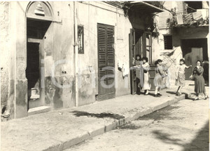 1955 ca PALERMO Donne sul luogo di una rissa tra minorenni con omicidio - Foto