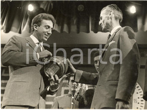 1956 LASCIA O RADDOPPIA? Mike BONGIORNO e il concorrente Marcello CORSINI *Foto 