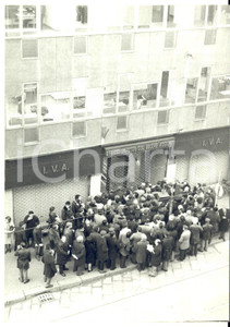 1975 MILANO Via Ugo Bassi - Coda all'Ufficio IVA per il saldo delle tasse *Foto