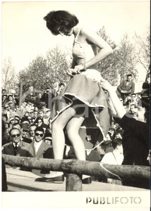 1954 NAPOLI Mostra d'Oltremare - Modella tradita dal vento durante la sfilata