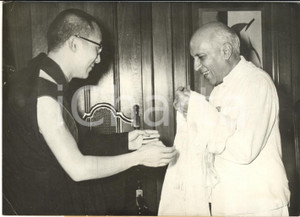 1959 NEW DELHI Dalai Lama offering a white scarf to Jawaharlal NEHRU Photo 18x13