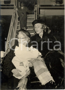1954 MILANO MALPENSA Arrivo di Emanuela TOSCANINI con il figlio *Foto 13x18