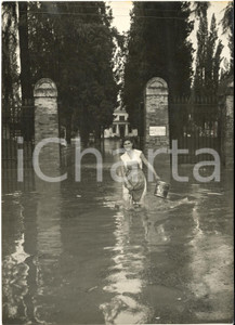 1953 ROMA Cimitero VERANO allagato da un temporale - Donna con il secchio - Foto