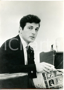 1963 ROMA Ritratto del cantante Gianni LA COMMARE con un giornale *Foto 13x18