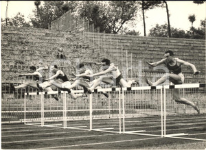 1957 MILANO ARENA Campionati Nazionali ATLETICA - Gara 110 metri ostacoli *Foto