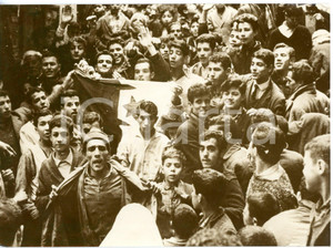 1962 ALGERI Guerra d'Algeria - Giovani musulmani festeggiano fine della guerra
