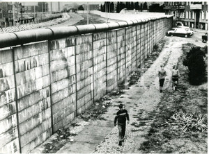 1970 ca BERLINO OVEST - Bambini giocano vicino al muro *Foto 17x13