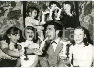 1959 PARIS Gilbert BÉCAUD e le vincitrici del concorso "L'Alunno Canterino" Foto