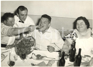 1956 CAVOUR "Festa dei Grassoni" - I vincitori Speranza GORINI e Felice ALBERONI Fotografia d'epoca, con didascalia coeva al verso.Nella foto presente anche il concorrente Pinelli.CONDIZIONI: FAIR (diffuse sovraimpressioni; minima piegatura all'angolo inferiore sinistro)FORMATO: 18x13 cm    originale e autentica 1