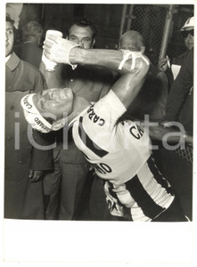 1960 CARRARA CICLISMO GIRO D'ITALIA 9° tappa - Gastone NENCINI si rinfresca Foto