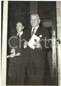 1953 ROMA Raffaele DE CARO esce dal Quirinale dopo colloquio con Luigi EINAUDI