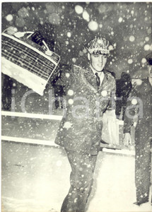 1960 NEW YORK Elvis PRESLEY rientra sotto la neve dal servizio militare *Foto