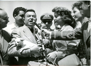 1954 ROMA CIAMPINO Xavier CUGAT e Abbe LANE intervistati al loro arrivo *Foto