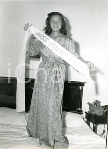 1954 RIMINI Concorso MISS ITALIA - La vincitrice Eugenia BONINO mostra la fascia