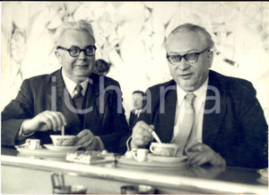 1954 ZURIGO Erich OLLENHAUER e Paul MEIERHANS al bar dell'aeroporto  *Foto
