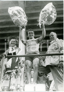 1955 TRIESTE CICLISMO GIRO D'ITALIA Alessandro FANTINI sul podio all'arrivo