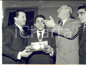 1960 PARIS BOXE Sauveur BENAMOU champion de France avec BOURVIL et André DASSARY