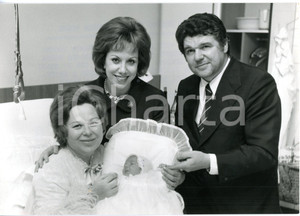 1972 LUGANO - Soprano Renata SCOTTO dopo il parto con il figlio neonato *Foto
