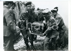 1972 AREA DI PALERMO Incidente ALITALIA AZ112 Carabinieri portano via le bare