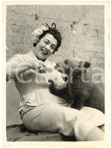 1956 LONDON ZOO The soprano Victoria ELLIOTT feeds the little bear Rusk *Photo