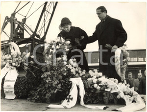 1954 HAMBURG Colonel BAUMBACH's widow decorates the coffin of her husband *Photo